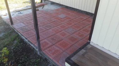 Bölgeye beton döşemeler döşeniyor.