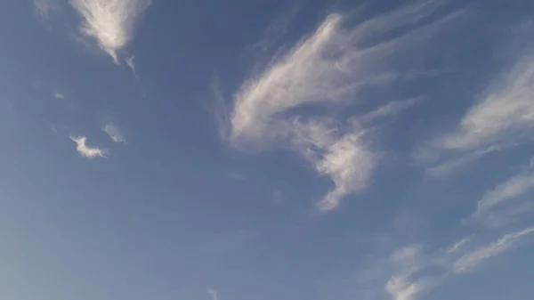Peppery Ψηλά Σύννεφα Στο Μπλε Του Ουρανού — Φωτογραφία Αρχείου