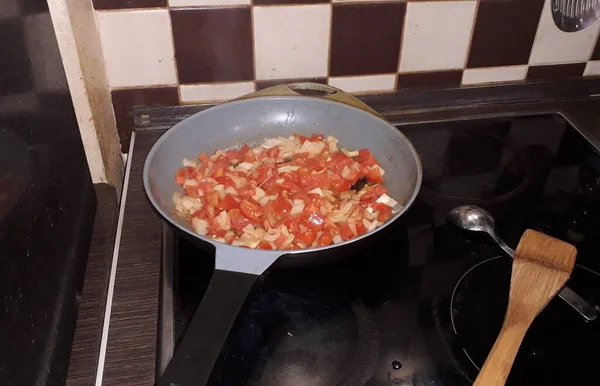 Cocinar Clásico Shakshuka Comida Israelí Los Tomates Los Huevos — Foto de Stock