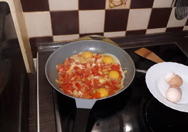 Gotowanie Klasycznego Izraelskiego Shakshuka Żywności Pomidorów Jaj — Zdjęcie stockowe