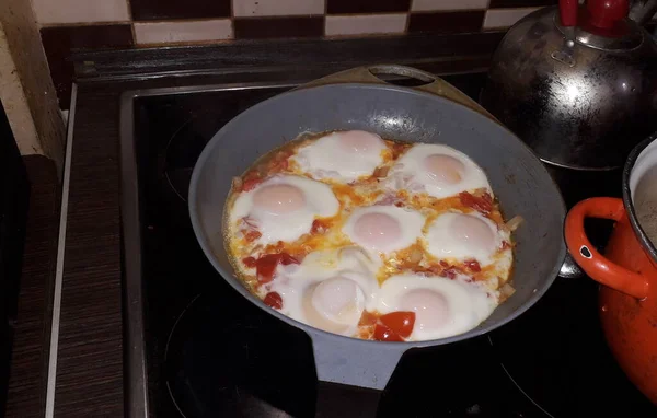 Cocinar Clásico Shakshuka Comida Israelí Los Tomates Los Huevos — Foto de Stock