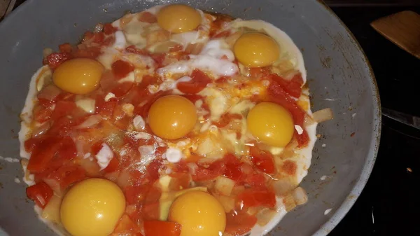 Cocinar Clásico Shakshuka Comida Israelí Los Tomates Los Huevos —  Fotos de Stock