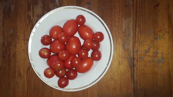 Verschillende Variëteiten Tomaten Die Het Land Worden Verzameld Liggen Een — Stockfoto