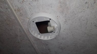 Evin içinde elektrik kabloları, prizler ve lambalar var.