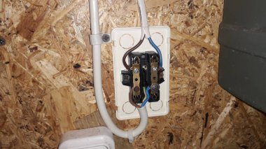 Evin içinde elektrik kabloları, prizler ve lambalar var.