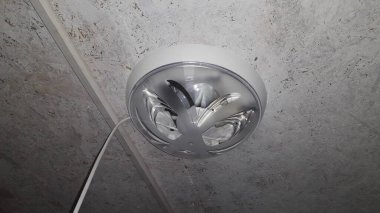 Evin içinde elektrik kabloları, prizler ve lambalar var.