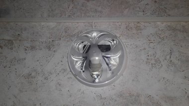 Evin içinde elektrik kabloları, prizler ve lambalar var.