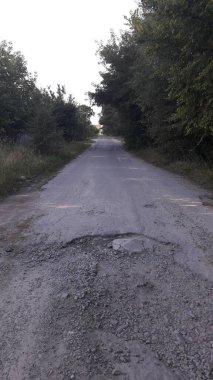 Köyde bozuk ve eski bir yol