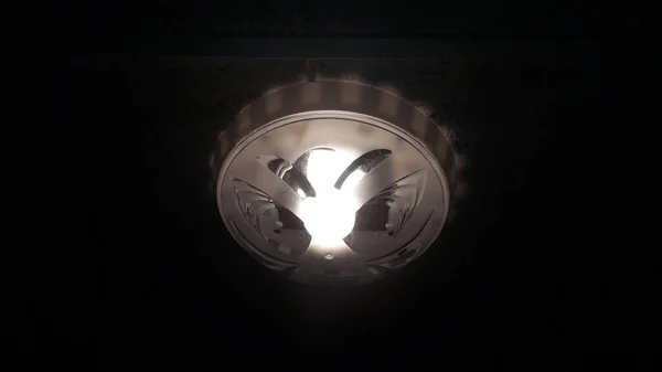 家の内部のワイヤ ソケット ランプの電気配線 — ストック写真