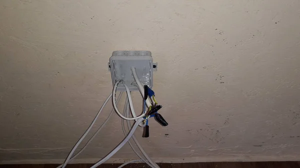 家の内部のワイヤ ソケット ランプの電気配線 — ストック写真