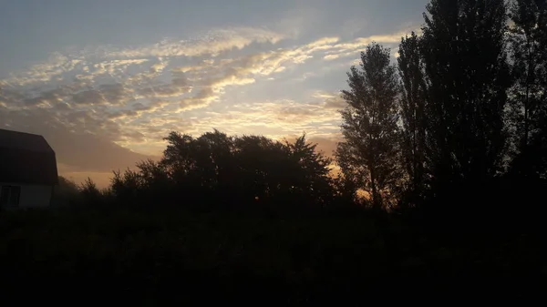 田舎のダチャでの朝の日の出 — ストック写真