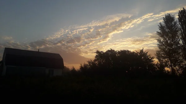 Manhã Nascer Sol Uma Dacha Campo — Fotografia de Stock