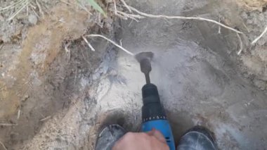 Beton bir halkada bir delik açarım.