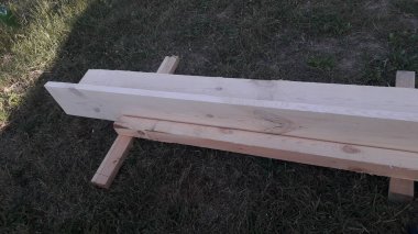 Kendi ellerinle ve aletlerinle ahşaptan bir bank yapıyorsun.