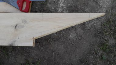 Kendi ellerinle ve aletlerinle ahşaptan bir bank yapıyorsun.