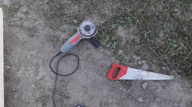 Kendi ellerinle ve aletlerinle ahşaptan bir bank yapıyorsun.