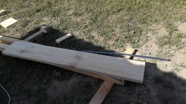 Kendi ellerinle ve aletlerinle ahşaptan bir bank yapıyorsun.