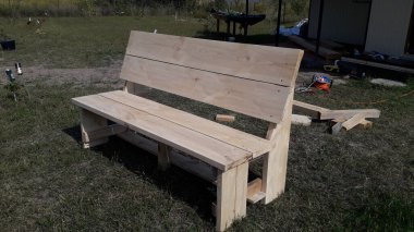 Kendi ellerinle ve aletlerinle ahşaptan bir bank yapıyorsun.