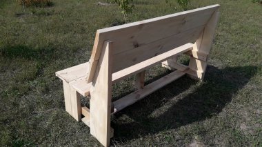 Kendi ellerinle ve aletlerinle ahşaptan bir bank yapıyorsun.