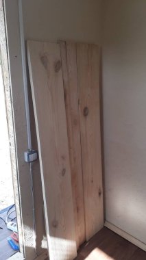 Kendi ellerinle ve aletlerinle ahşaptan bir bank yapıyorsun.