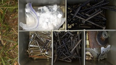 Donanım ve çeşitli bağlayıcılar organizatörün çalıştığı bir kutuda toplandı.