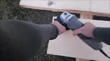 Mobilya ve inşaat için bir disk makinesi ile zımparalama