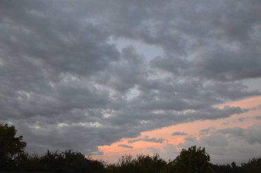 Gün batımında renkli yağmur bulutları