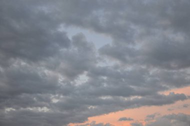 Gün batımında renkli yağmur bulutları