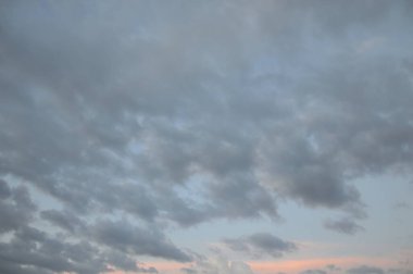 Gün batımında renkli yağmur bulutları