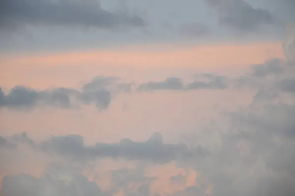 夕暮れ時のカラフルな雨の雲 — ストック写真