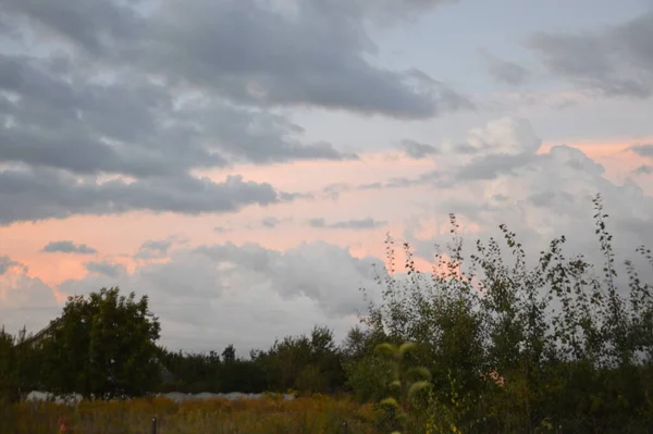 Πολύχρωμα Σύννεφα Βροχής Στο Ηλιοβασίλεμα — Φωτογραφία Αρχείου