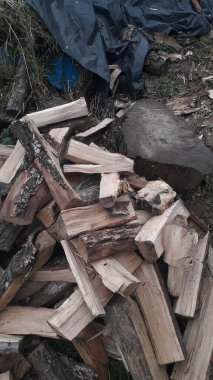 Kışa hazırlanmak için baltayla odun kesiyorum.