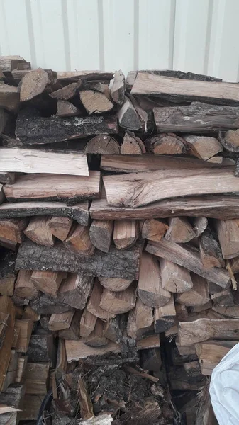 Sekání Dřeva Sekerou Přípravu Zimu — Stock fotografie