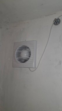 Evin duvarında havalandırma teknolojisi var.