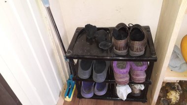 Bir sürü farklı ayakkabı var.