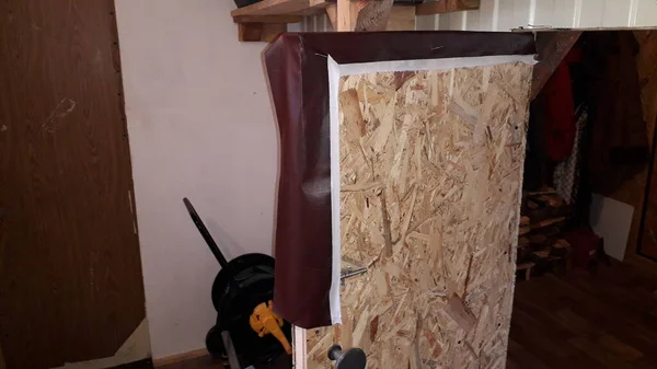 防音と断熱のための革のドア張り技術 — ストック写真