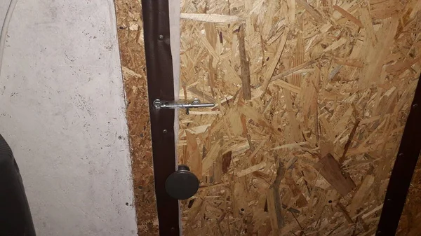 防音と断熱のための革のドア張り技術 — ストック写真
