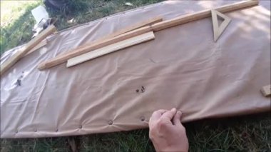 Kapıyı kumaşla örtmek için küçük çiviler çakıyorum.