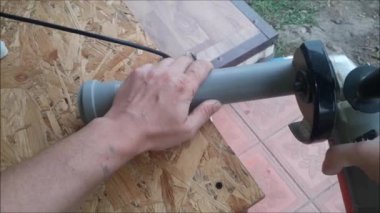 Öğütücüyle kanalizasyon borusunu kestim.