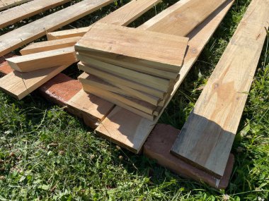 Ahşap kereste yığını inşa ve marangozluk için hazır..