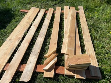 Ahşap kereste yığını inşa ve marangozluk için hazır..