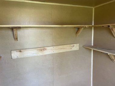 Ev depolama ve iç tasarım için uygun doğal tahtalardan yapılmış basit çam ağacından raflar..