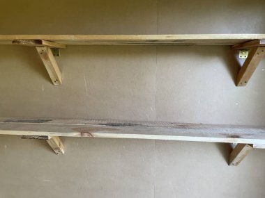 Ev depolama ve iç tasarım için uygun doğal tahtalardan yapılmış basit çam ağacından raflar..