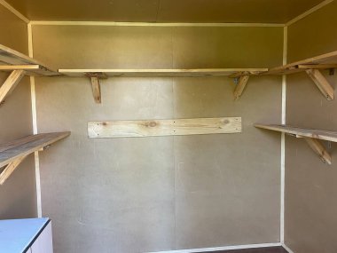 Ev depolama ve iç tasarım için uygun doğal tahtalardan yapılmış basit çam ağacından raflar..