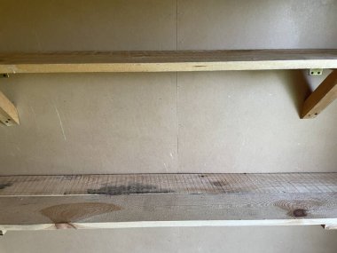 Ev depolama ve iç tasarım için uygun doğal tahtalardan yapılmış basit çam ağacından raflar..