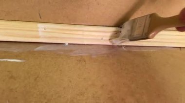 Fırçayla duvarlara vernik uygulamak