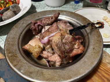 Açık ateşte ızgara yapan leziz domuz şişleri barbekü sevenler ve açık hava aşçıları için mükemmel.