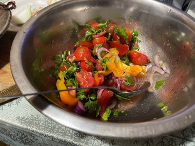 Kıtır marul, domates, salatalık ve biberden yapılmış renkli taze sebze salatası.