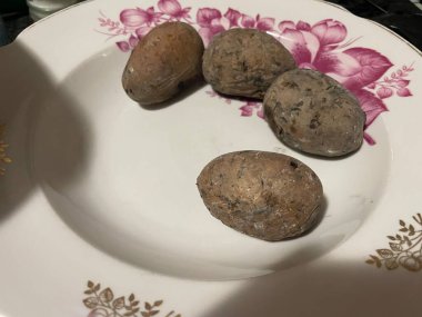 Nefis fırınlanmış patatesler derilerinde pişiyor, içi altın ve yumuşacık.