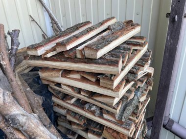 Yığılmış ahşap paletlerle dolu odun yığınları.